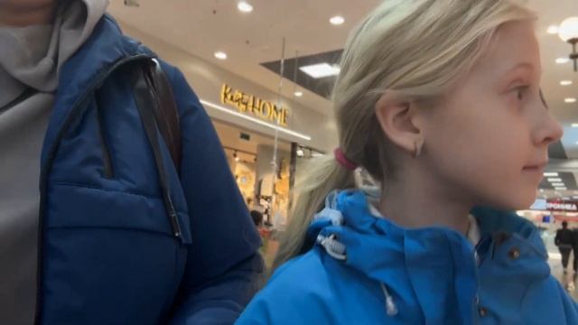 Девчонки выбирают елку и елочные игрушки СБС