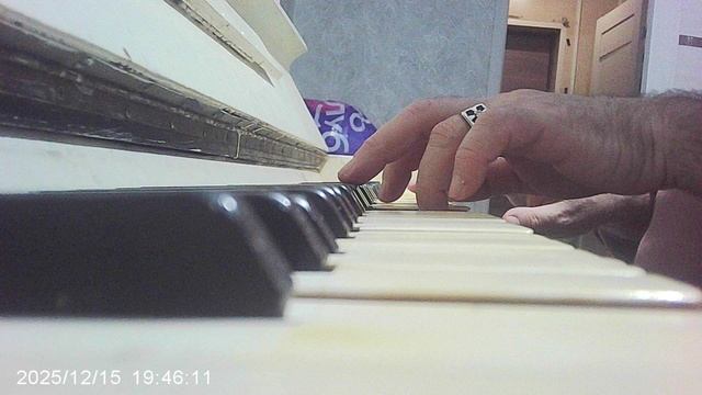 Пианино: "Как под горкой, под горой"