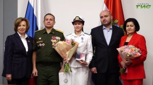 "За проявленное мужество": в Самаре дочь участника СВО получила награду из рук губернатора