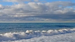 Отдых зимой на Чёрном море в Сочи. Шторм на море, прекрасная погода.