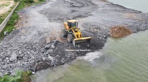 Масштабный проект!! Колесный погрузчик толкает камень, большие самосвалы разгружают камень и песок.