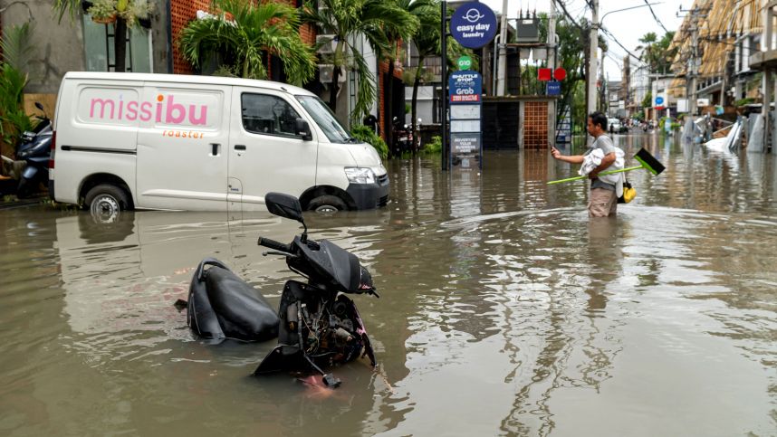 Россиянку смыло потоком воды из-за наводнения на Бали