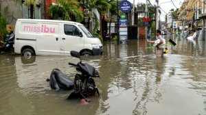 Россиянку смыло потоком воды из-за наводнения на Бали