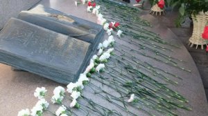 Ветераны и военные возложили цветы к Монументу Независимости в Алматы