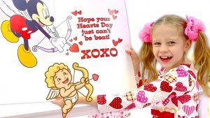 Настя дарит подарки своим друзьям на День святого Валентина.