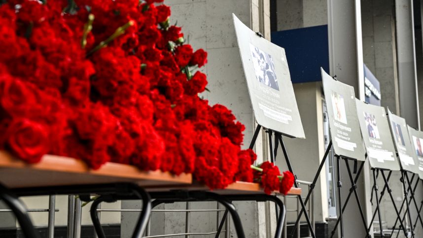 Список с именами живых журналистов выставили на акции памяти в Москве