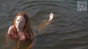 Девушка загорает на песке .Эротика