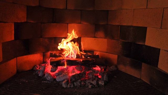 видео  4К,  480 FPS. Огонь в камине