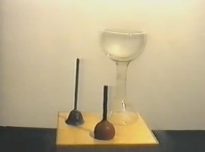 Физика. Опыты. Резиновый и свинцовый колокольчики