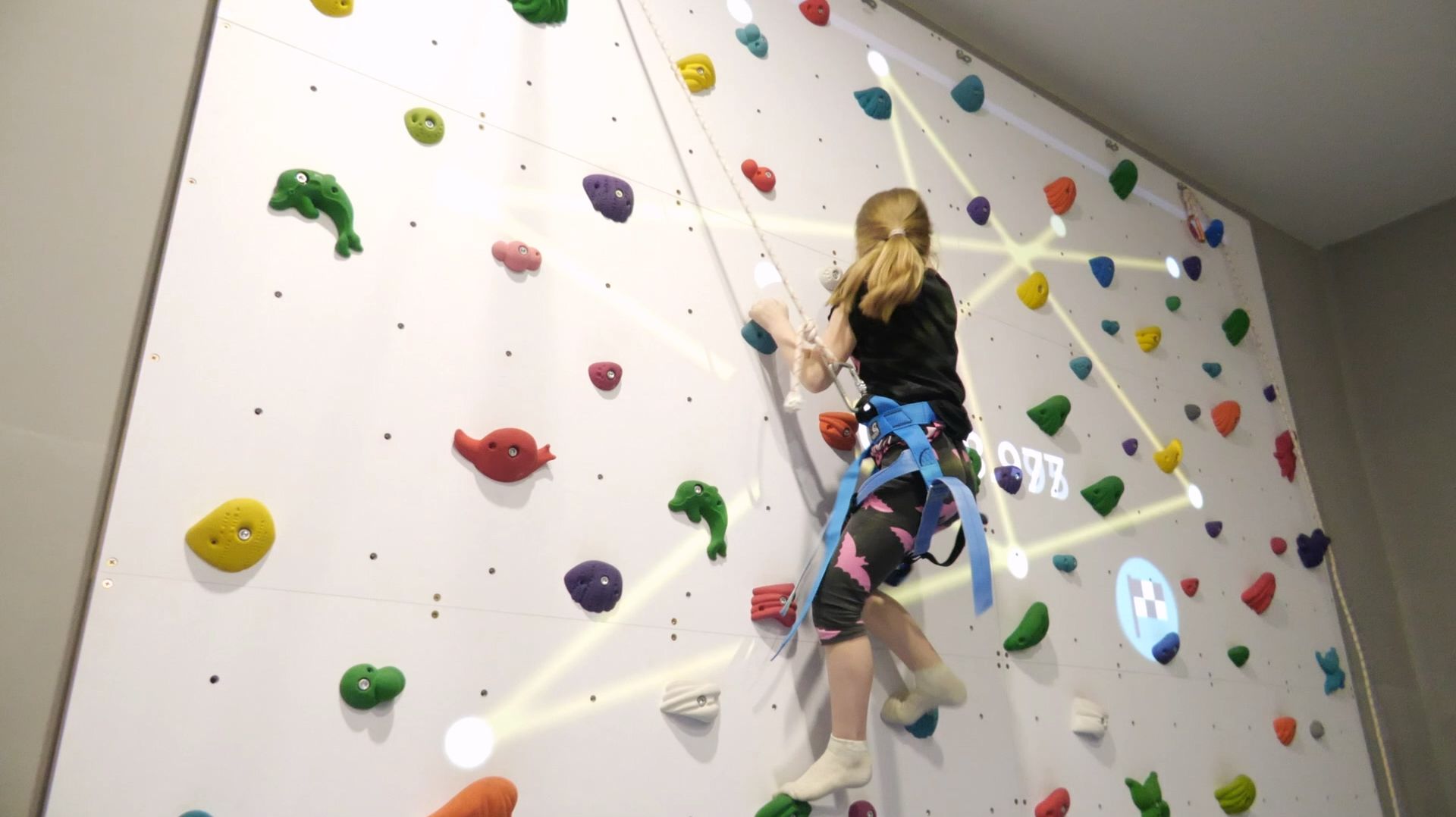 Скалодром в клубе «Спутнике» дарит радость и развивают логику смотреть онлайн