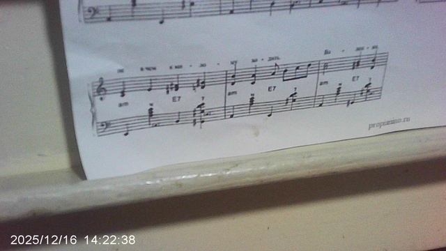 Продолжаю разучивать песню "Валенки" на пианино