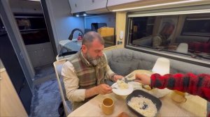 Atik Ailesi Кемпинг в сильный снегопад и дождь с двумя разными караванами