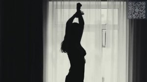 Девушка на кровати, прыгает.Эротика.