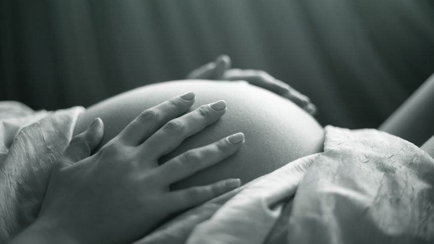 Роды без врачей и миллион подписчиков: трагедия, вскрывшая темную сторону блогерства