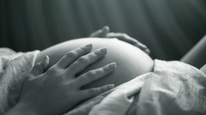 Роды без врачей и миллион подписчиков: трагедия, вскрывшая темную сторону блогерства