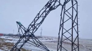 Аварийные бригады восстанавливают поврежденные ЛЭП после урагана в Южно-Курильске