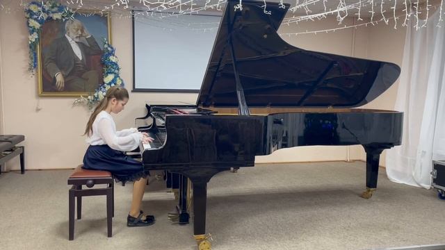 Стоит гора высокая