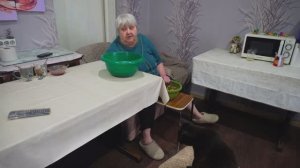 У ПЕНСИОНЕРКИ НЕТ ДЕНЕГ НА НОВУЮ ПЛИТУ СЫН РЕШИЛ СДЕЛАТЬ ЕЙ ПОДАРОК зима в Сибири