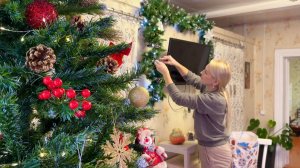 ВЕРНУЛИСЬ ИЗ СТОЛИЦЫ В ДЕРЕВНЮ/НАРЯЖАЕМ ЕЛКУ, РАЗБИРАЕМ ПОДАРКИ/ПРОВОДИМ СВЕТ НА КУХНЮ И ПЕЧЕМ ТОРТ