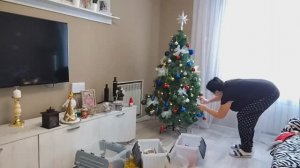 С УТРА НАРЯДИЛА ЁЛКУ/