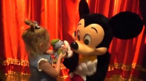 Настя спасает игрушки в парке Диснейленде