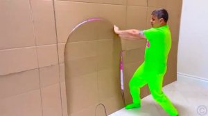 Настя построила крепость и грает в прятки с Папой