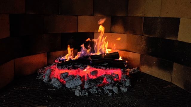 видео  4К,  480 FPS. Огонь в камине