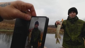 Рыбалка на микро речке и находка утопленника😯