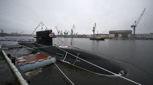 На новейшей подлодке «Великие Луки» подняли Андреевский флаг