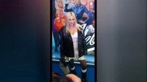 Актриса Наталья Рудова в игривом платье появилась на премьере