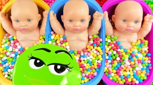 Мультики для детей. Мини лялечки и яркие конфетки в ванночках. Смотреть мультики для малышей.