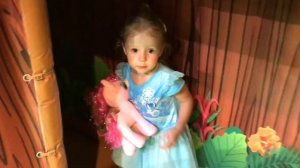 Настя  и новогодние развлечения в красивом парке