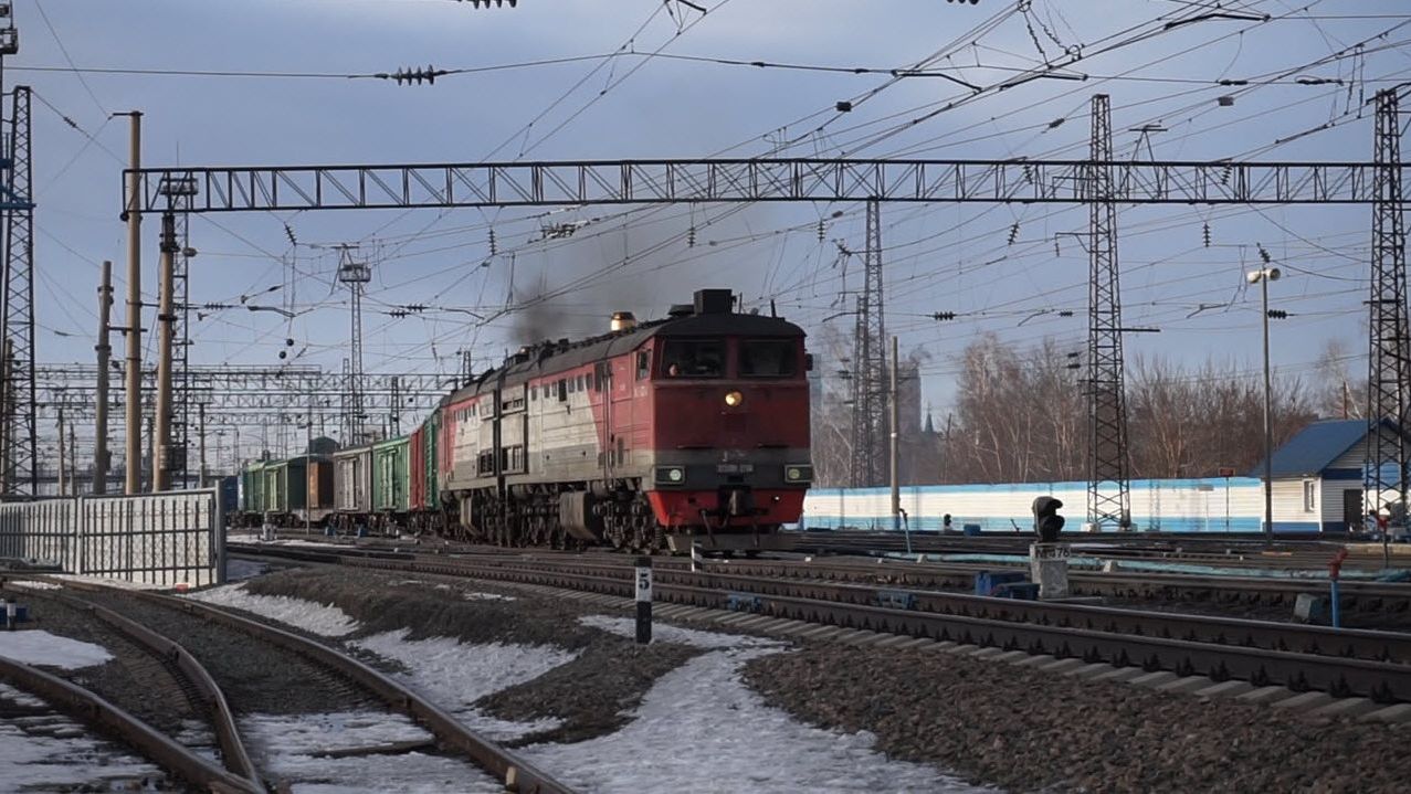 Тепловоз 2ТЭ10М-2736. Отправление.