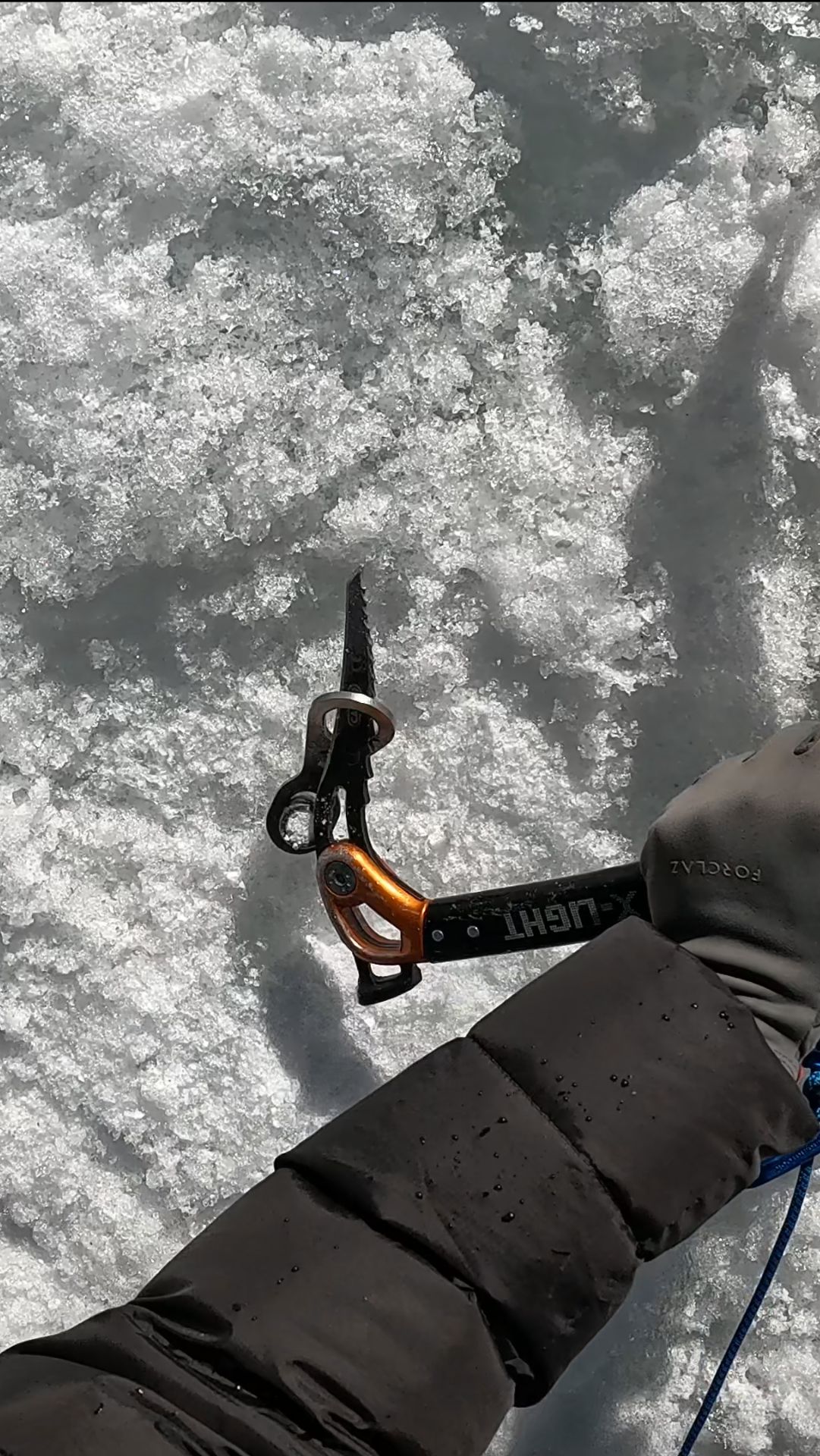 Как закрутить дешовый титановый бур в лёд при помощо ледоруба