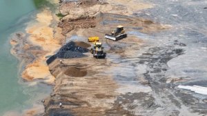 Потрясающий проект! Бульдозер SHANTUI продвигает песок и камень, а самосвалы SHACMAN разгружаются.