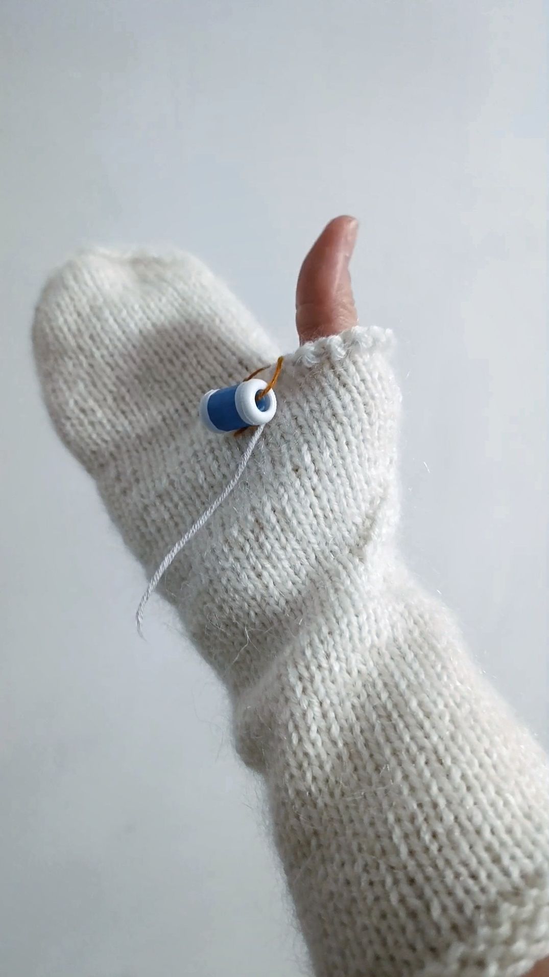 Вяжу варежки в подарок 