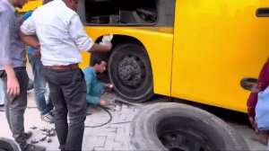 Шиномонтаж на дороге. Автобус. Пакистан.