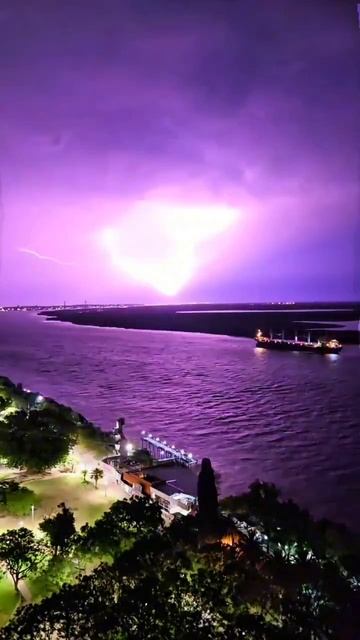 Активная ночная гроза прошла в Росарио, Аргентина