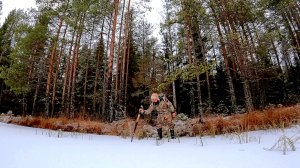 Рыбак зашел в лес нашел озеро и обалдел. Первый лед рыбалка в тайге. Рыбу поймал и приготовил