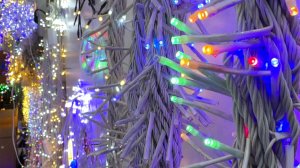 Эксперты из МЧС рассказывают, как выбирать гирлянду и правильно ее использовать.