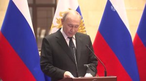 После заседания коллегии Минобороны Владимир Путин вручил медали «Золотая Звезда» Героя России уч...