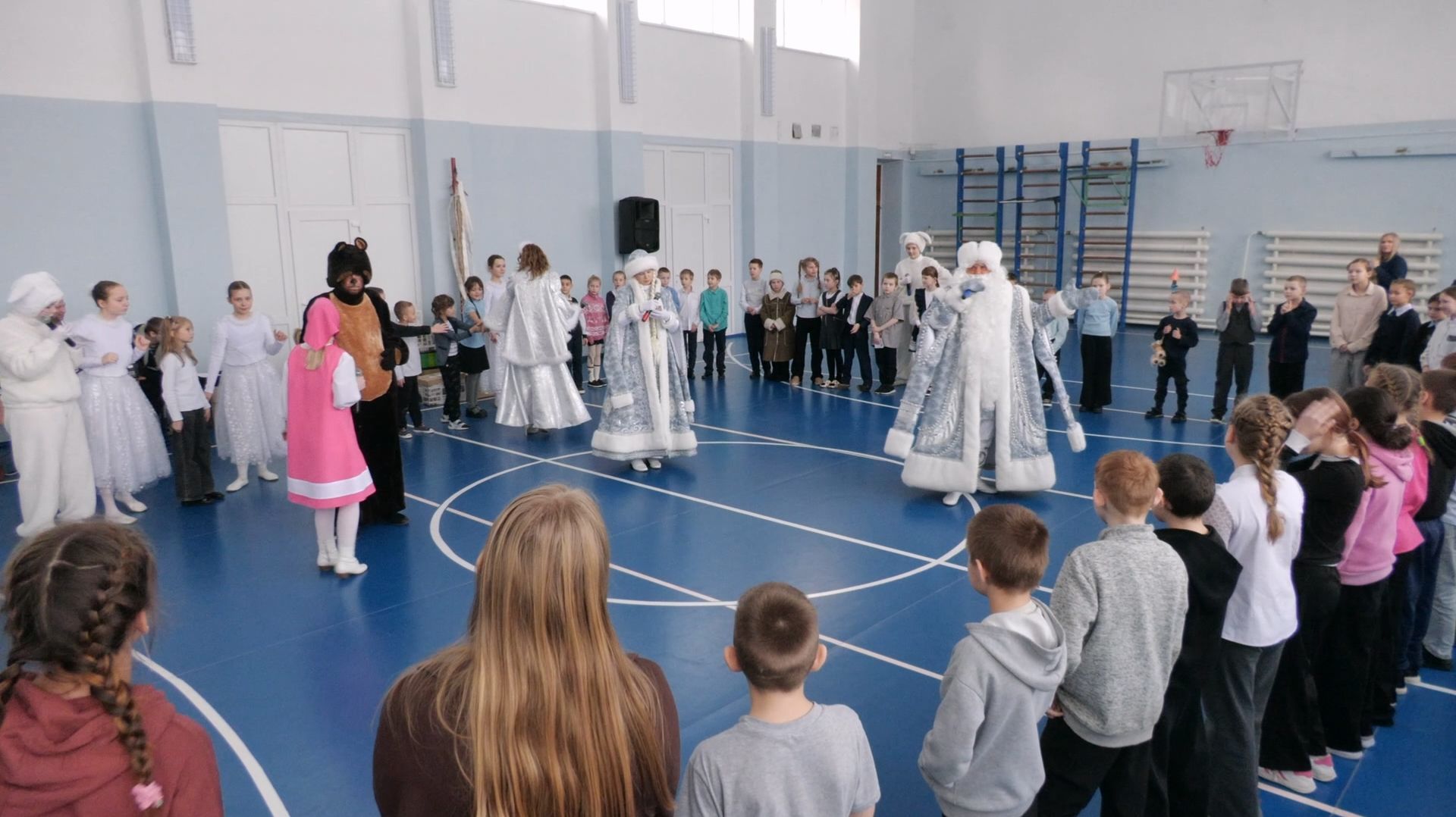 Акция «Варежки от бабушки» дарит детям из Серовской школы‑интерната № 2 веру в волшебство смотреть онлайн