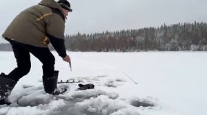 В Карелию зимой один на озере.