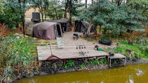 Шикарная рыбалка. Живём неделю в палатке и ловим огромных рыб. Карпфишинг. Золотой берег. Часть 1.