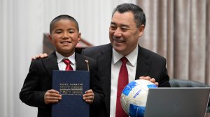 Жапаров встретился с мальчиком, который шел в школу через метровые сугробы