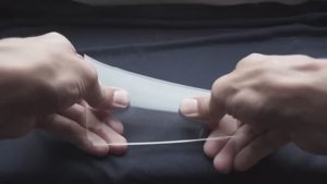 НЛО дифракционная матрица в стекле через которое видно НЛО люди в чёрном