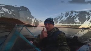 Зажал её между ног,чтоб не рыпалась.Вся сетка в Сигах и камбале!