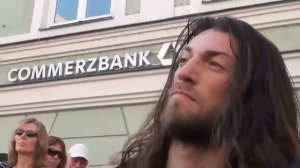 Его зовут Эстас Тонне. Гитарист. Уровень Бог