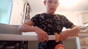 смог разрубить яблоко с помощью обычного катана игрушечный без прекосновение