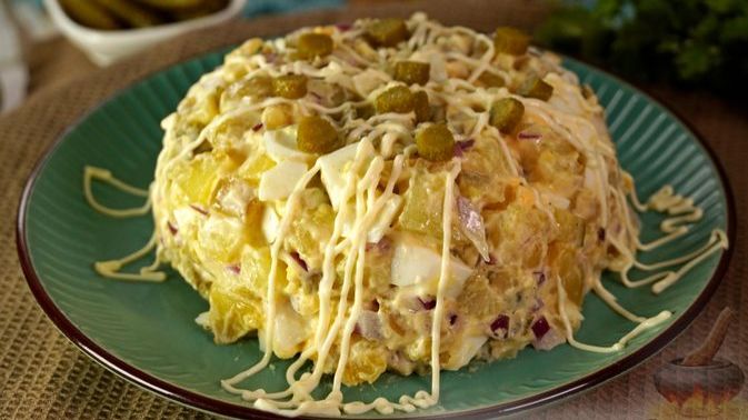 КАРТОФЕЛЬНЫЙ САЛАТ С ЯЙЦАМИ И СОЛЁНЫМИ ОГУРЦАМИ